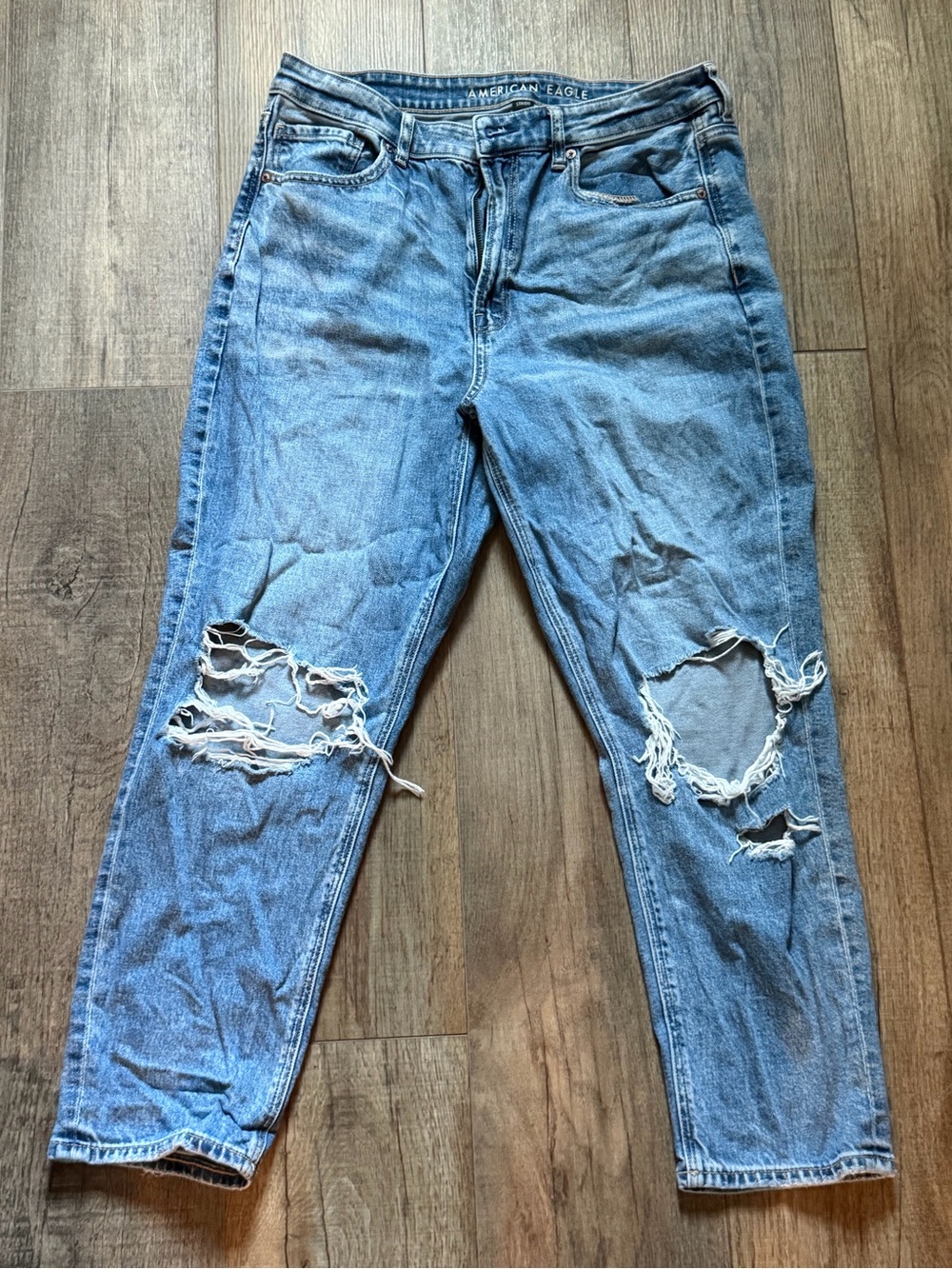 American Eagle strigid mom jeans distressed - size 12 SHORT